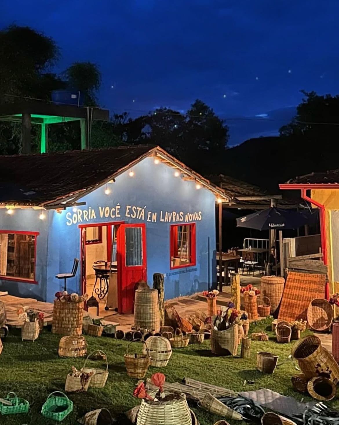Fachada "Sorria, Você Está em Lavras Novas"